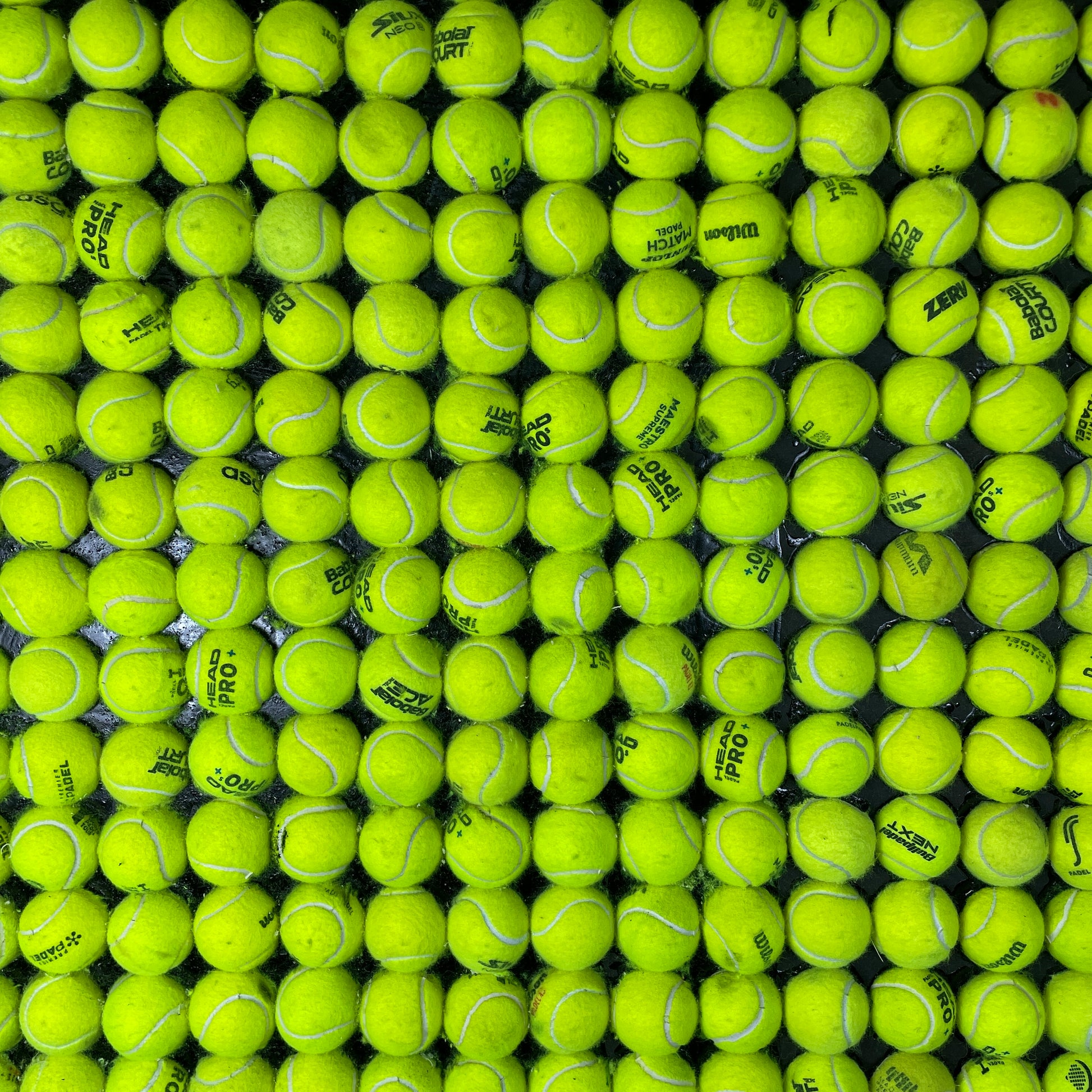 Vægbeklædning af halve tennisbolde