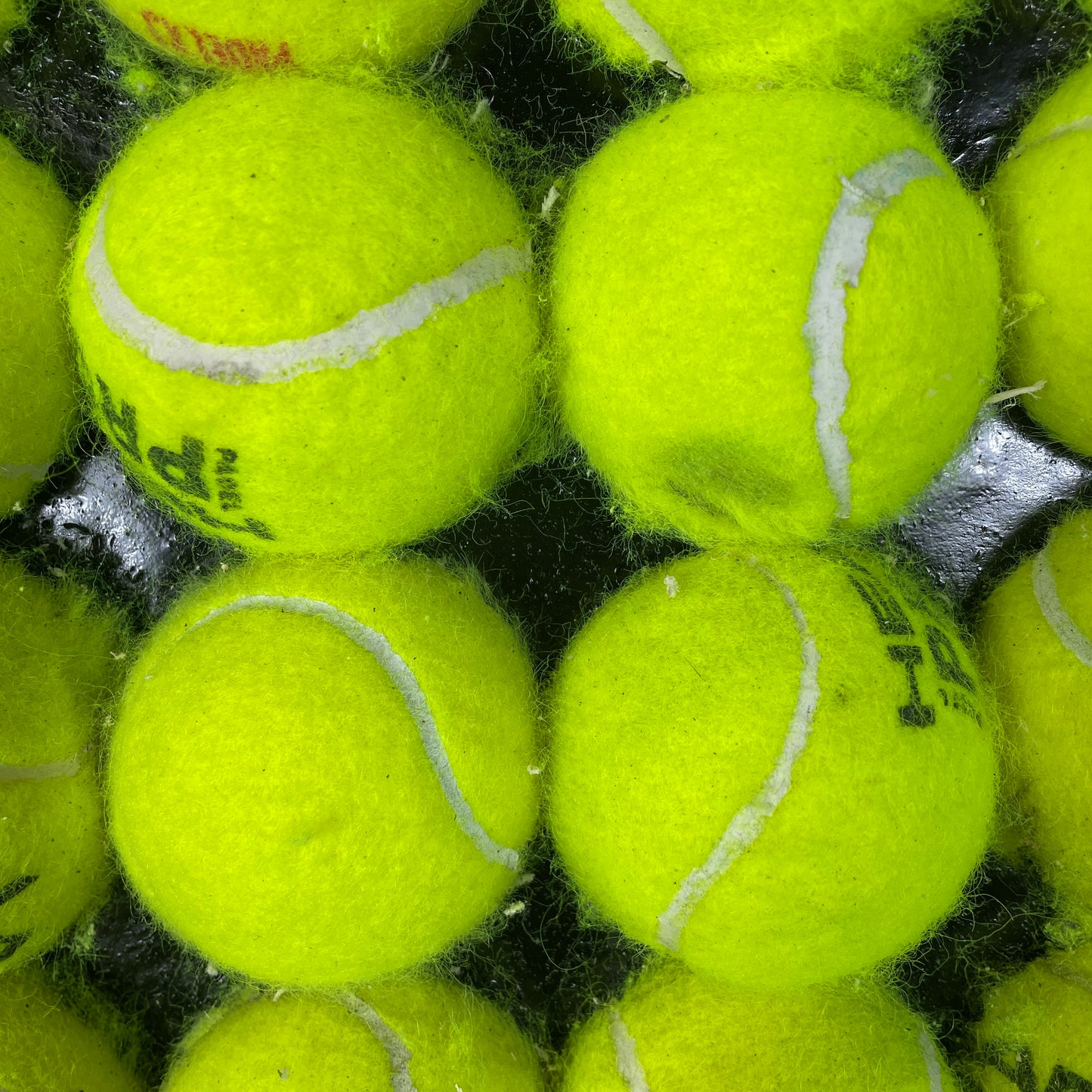 Nærbillede af vægbeklædning af halve tennisbolde