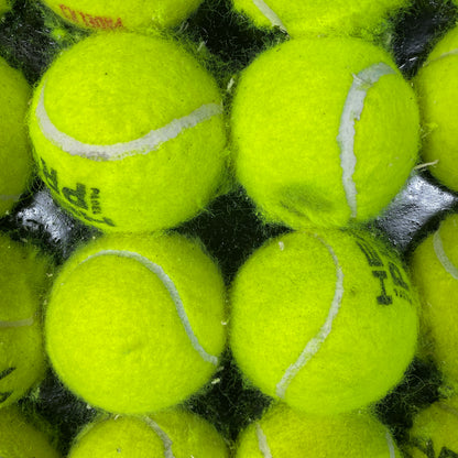 Nærbillede af vægbeklædning af halve tennisbolde