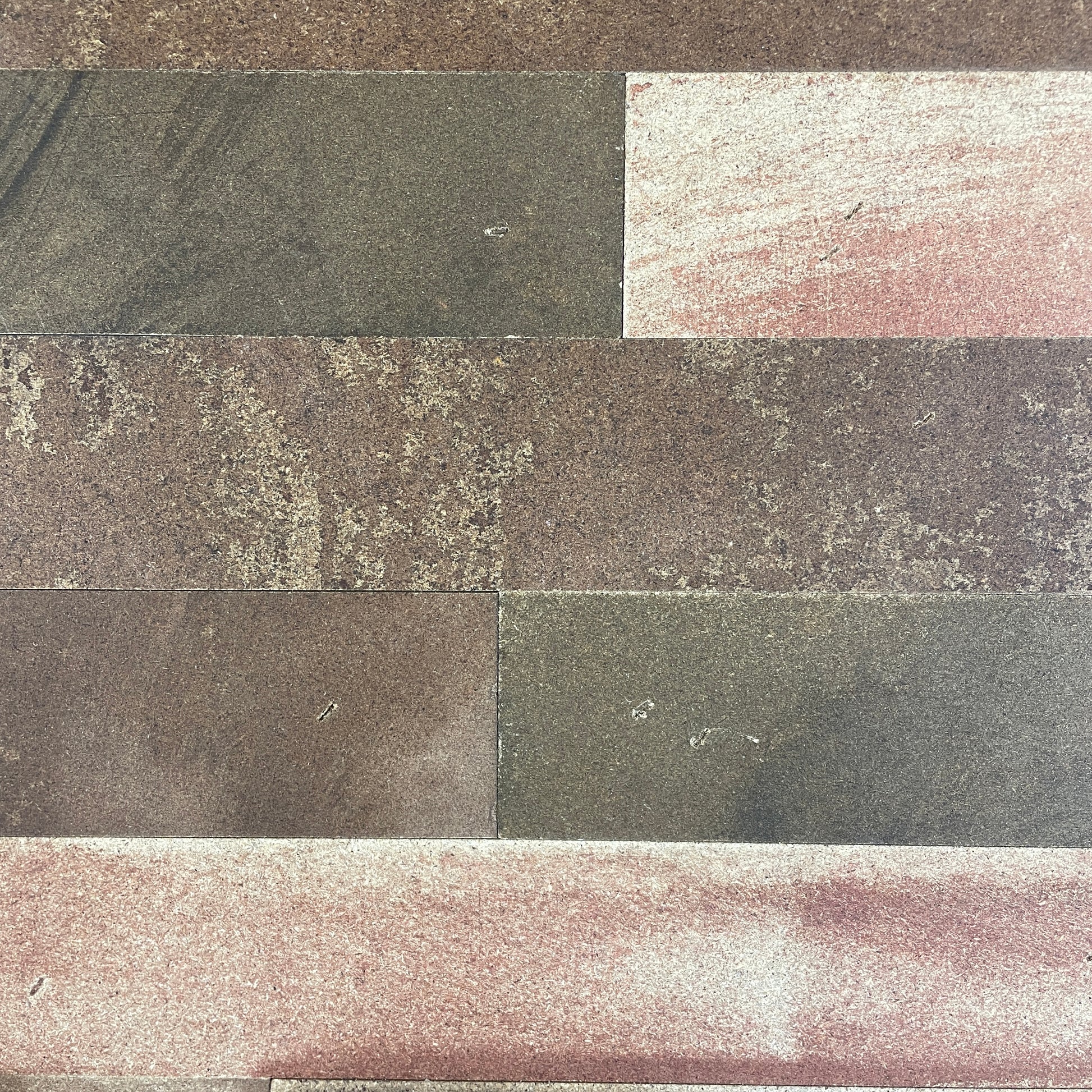 Nærbillede af vægbeklædning af spånplade i mønster med lige stave