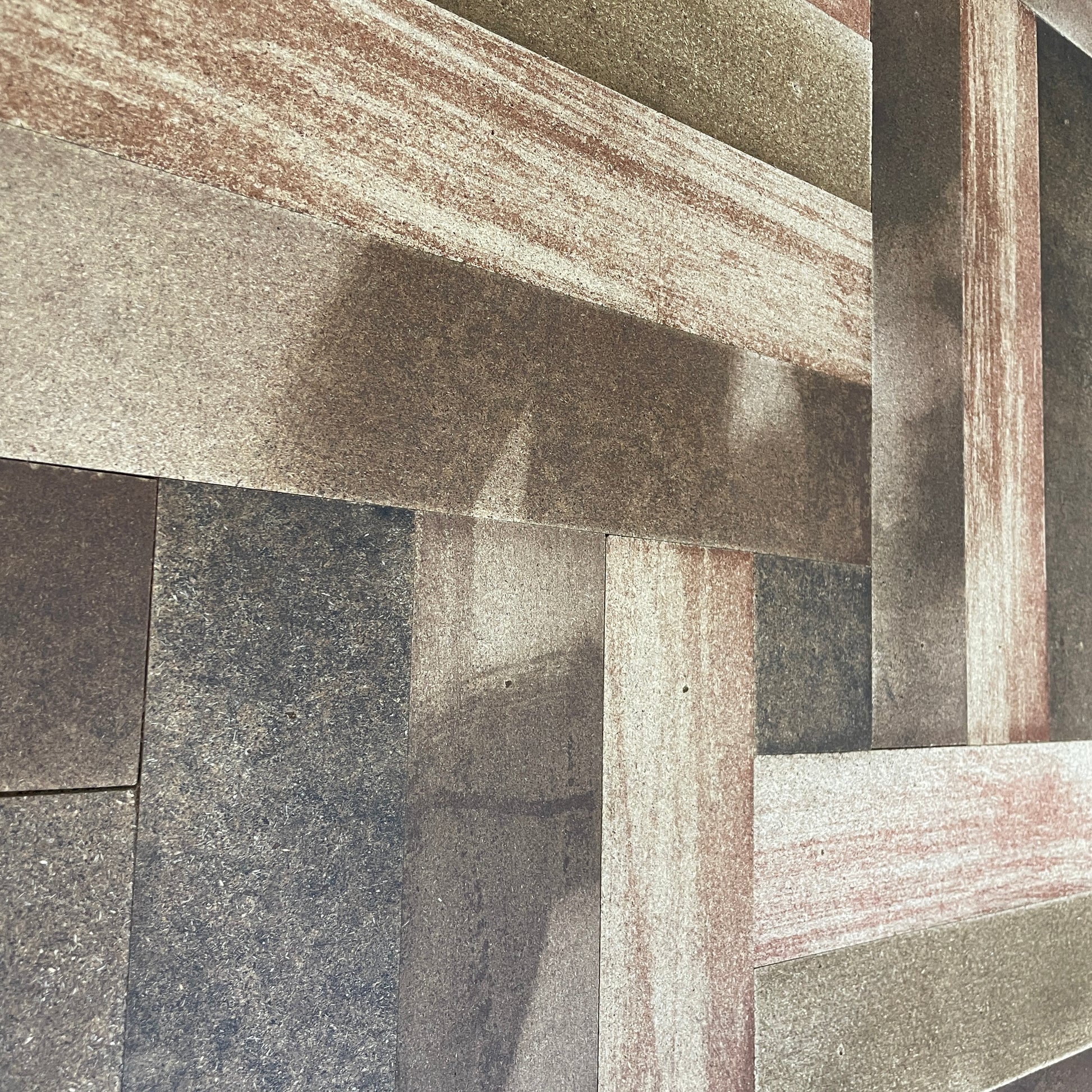 Nærbillede af vægbeklædning af spånplade i mønster med rektangler