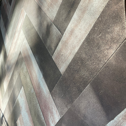 Nærbillede af vægbeklædning af spånplade i sildebensmønster