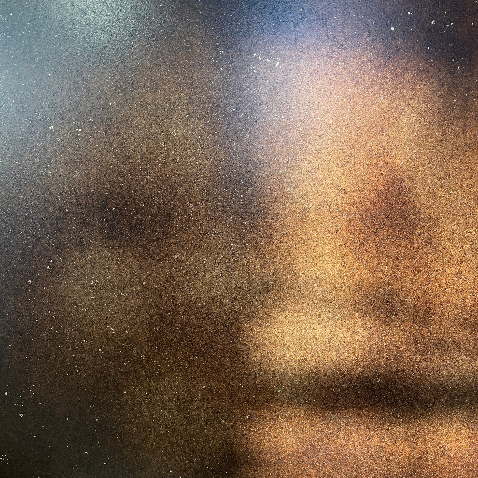 Billede af brun vægbeklædning med guldflager