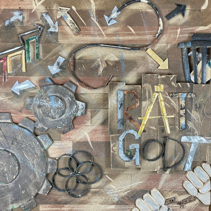 vægbeklædning med motiv af blandt andet tandhjul, skraldespand, lænker der knækkes med hænder og teksten "Råt & godt"