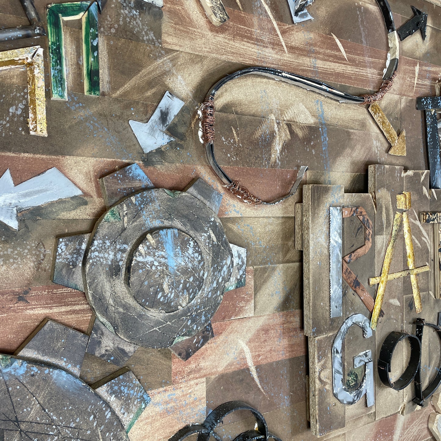 vægbeklædning med motiv af blandt andet tandhjul, skraldespand, lænker der knækkes med hænder og teksten "Råt & godt"