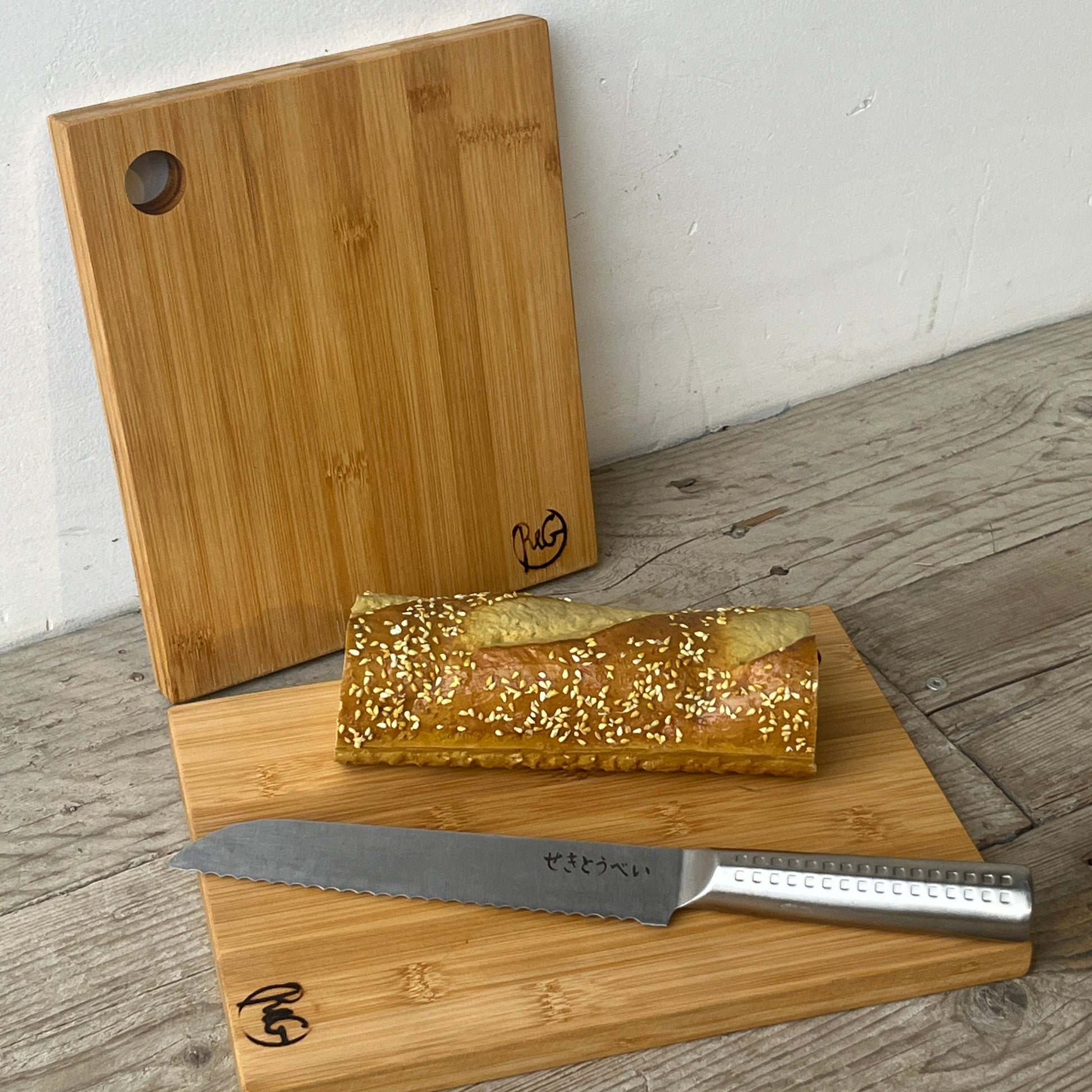 Skærebræt i bambus med kniv og brød