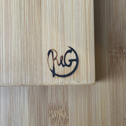 Råt&Godt logo på skærebræt af bambus