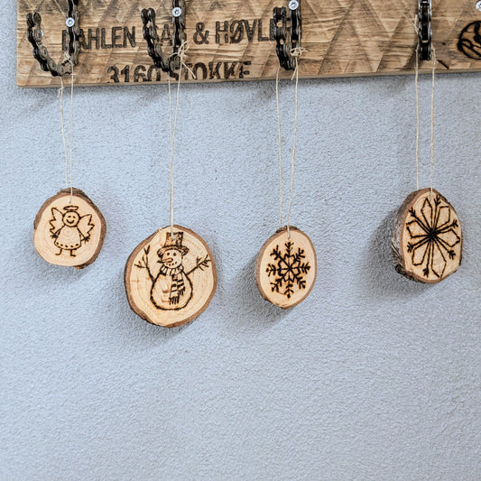 R&G juletræspynt - skiver af genbrugte juletræer - håndlavet julepynt - håndbrændte motiver. Socialansvarligt produceret. Produceret i samarbejde med unge fra kanten af arbejdsmarkedet. Råt&Godt - fordi mennesker og materialer fortjener en chance til.