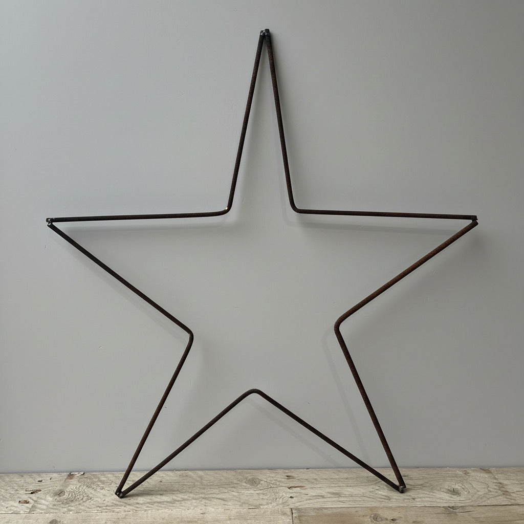 Julestjerne til ophæng ind eller ude. Produceret i genbrugt armeringsstål hos Råt&Godt -fordi mennesker og materialer fortjener en chance til.