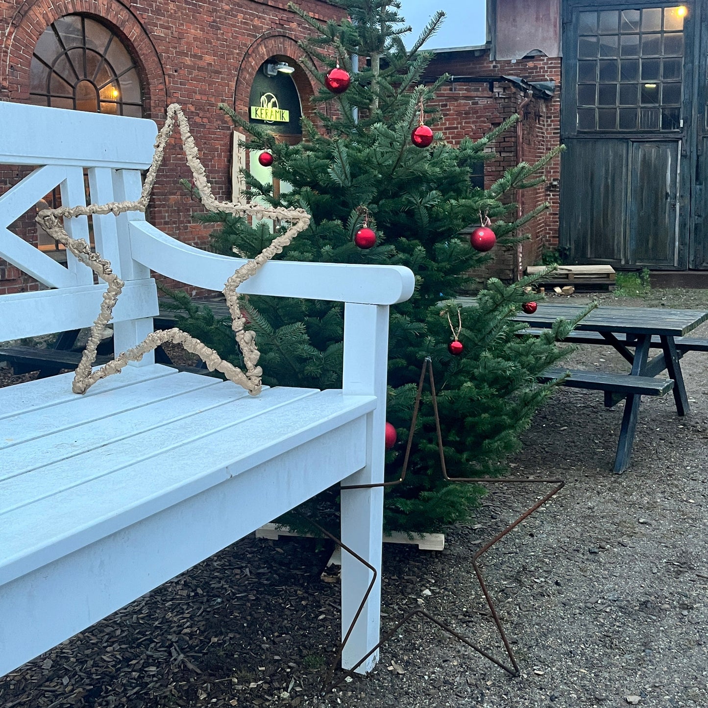 Julestjerne til ophæng ind eller ude. Produceret i genbrugt armeringsstål med eller uden guldmalet skum. Produceret af Råt&Godt -fordi mennesker og materialer fortjener en chance til.
