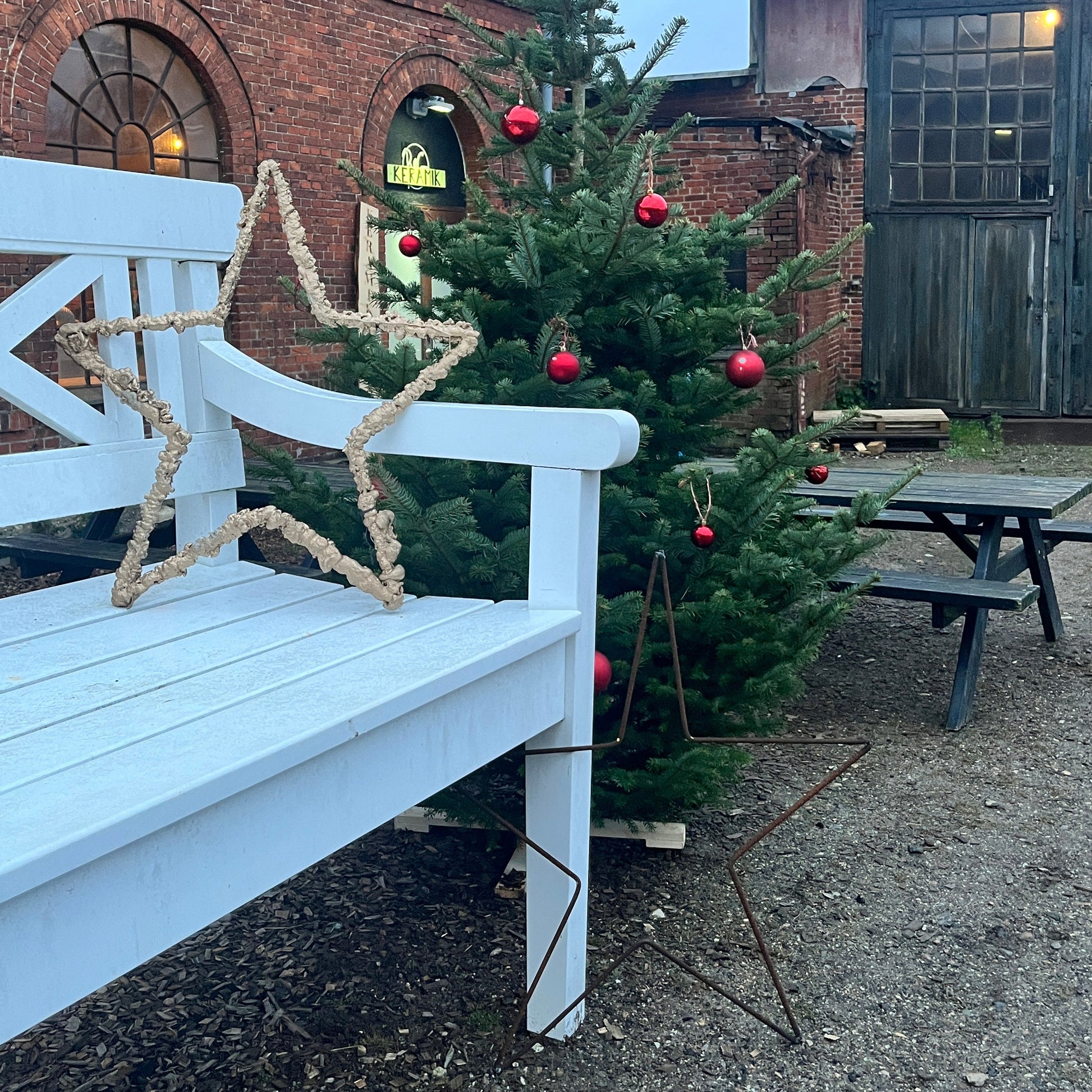 Julestjerne til ophæng ind eller ude. Produceret i genbrugt armeringsstål med eller uden guldmalet skum. Produceret af Råt&Godt -fordi mennesker og materialer fortjener en chance til.