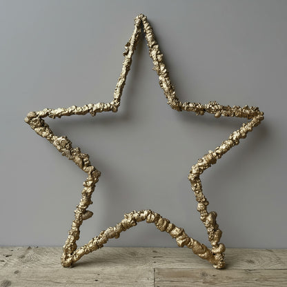 Julestjerne til ophæng ind eller ude. Produceret i genbrugt armeringsstål beklædt med guldmalet skum hos Råt&Godt -fordi mennesker og materialer fortjener en chance til.