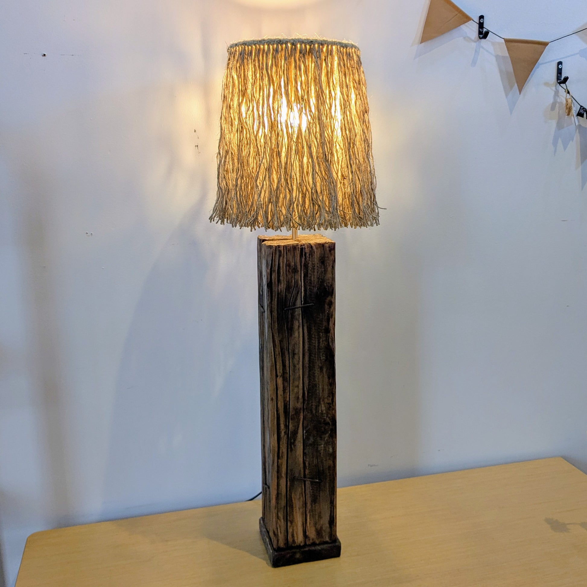 Her ses lampen af genbrugt strøer. Lampen er lavet af Oleksander.