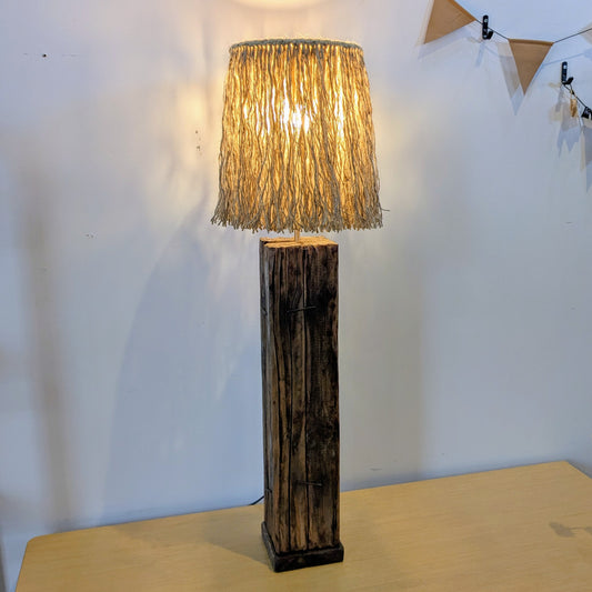 Her ses lampen af genbrugt strøer. Lampen er lavet af Oleksander.