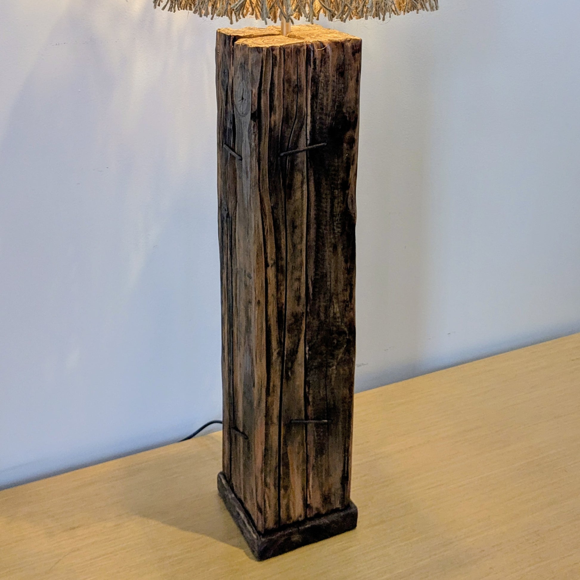 Her ses lampen af genbrugt strøer. Lampen er lavet af Oleksander.