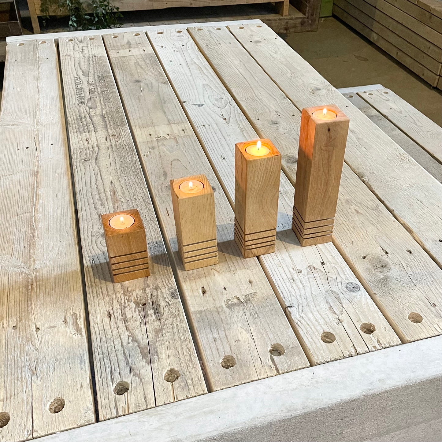 Her ses vores flotte lysestagesæt, lavet i genbrugs bøgetræ. 