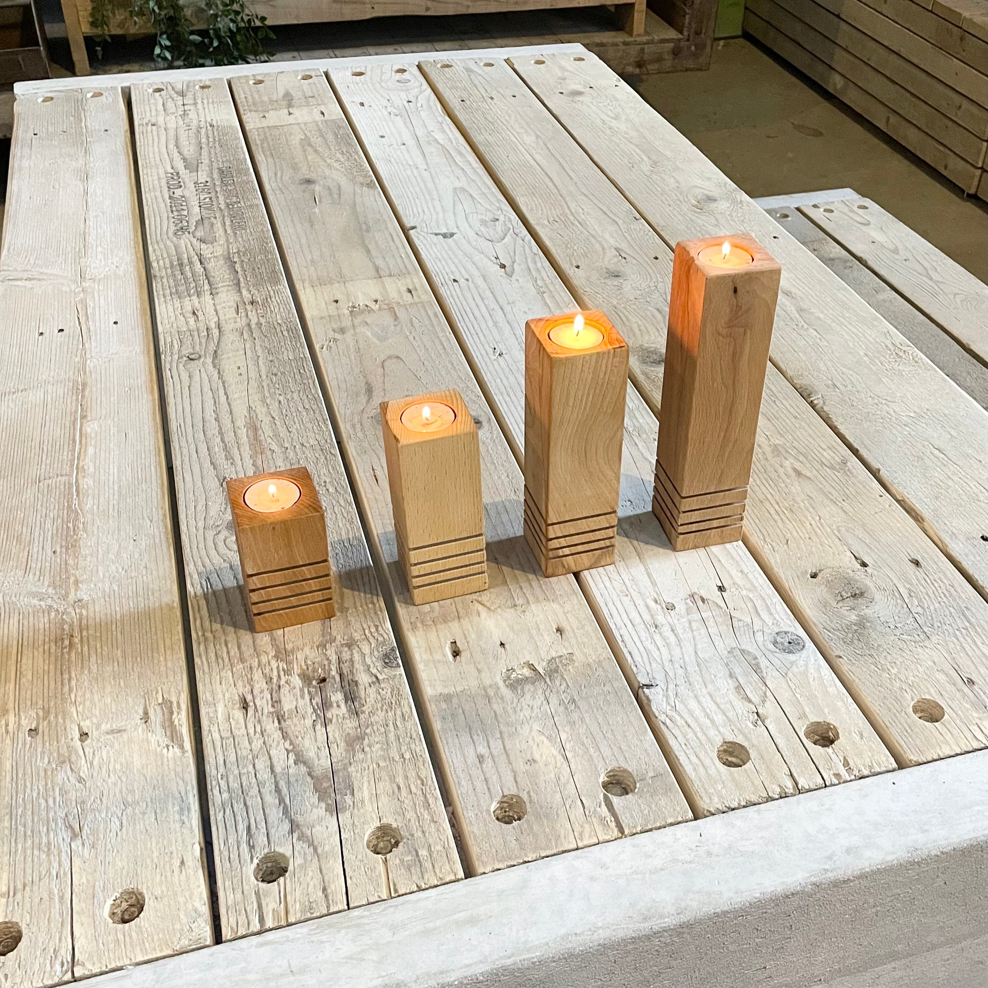 Her ses vores flotte lysestagesæt, lavet i genbrugs bøgetræ. 