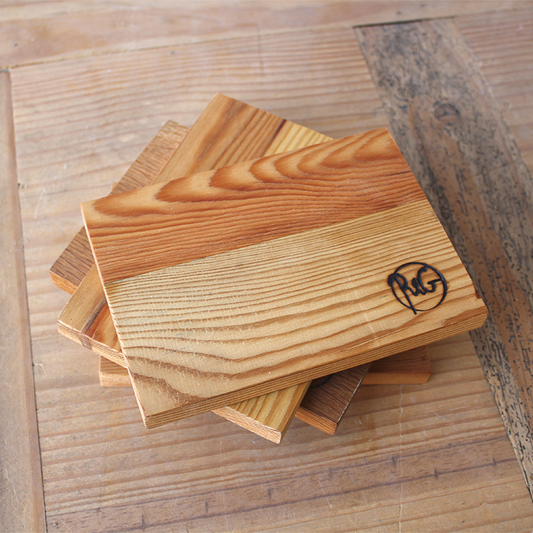 Små serveringsplanker lavet af forskellige massive planker af genbrugstræ. Kan købes som sæt eller enkeltvis.
De kan bruges til rugbrød, toast eller andet.