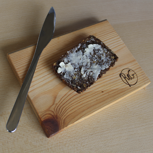 Små serveringsplanker lavet af forskellige massive planker af genbrugstræ. Kan købes som sæt eller enkeltvis.
De kan bruges til rugbrød, toast eller andet.
