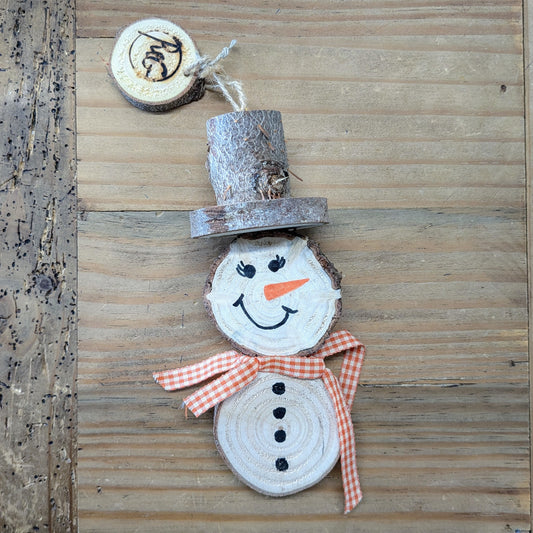 Snemand lavet af genbrugte juletræer