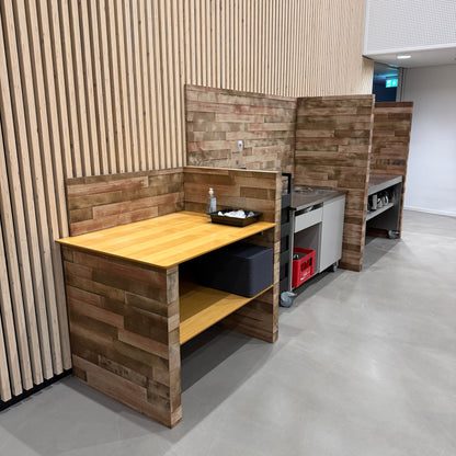 vægbeklædning af spånplade i mønster ved kantine