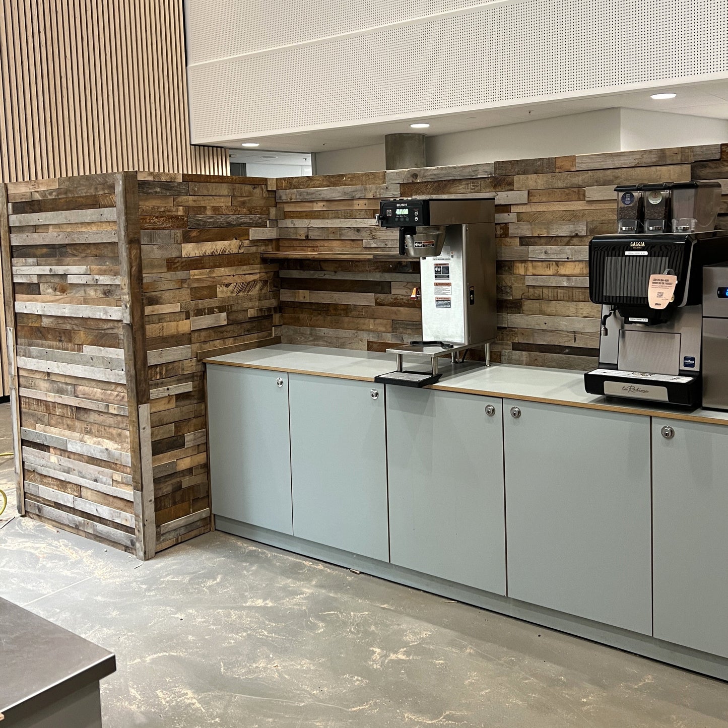 Vægbeklædning af bøgestave ved kantine